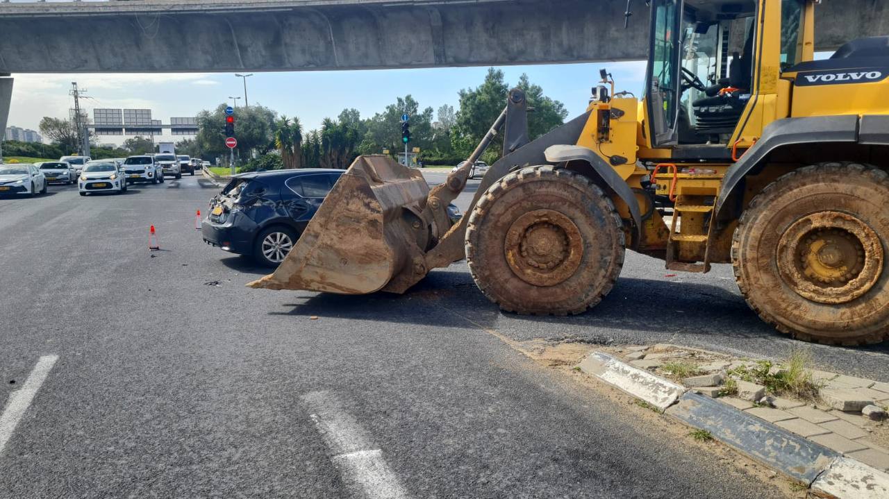 תיעוד: נהג טרקטור פגע במספר רכבים; לאחר שפורסם שפיגוע – המשטרה: תאונה רגילה