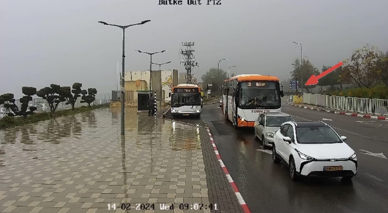 תיעוד דרמטי: עמדו בפקק בתור לביה״ח בצפת, כשהחלה האזעקה ברחו עם תינוקות – וניצלו מהרקטה