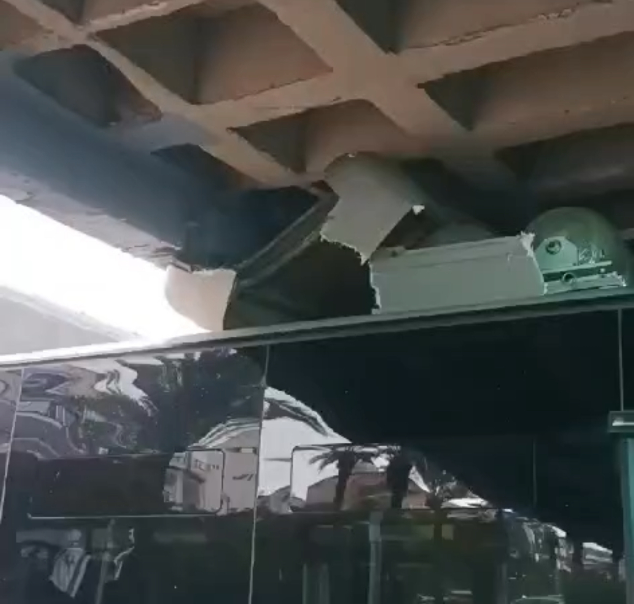 אוטובוס נתקע מתחת לגשר עיריית תל אביב – אין נפגעים | צפו