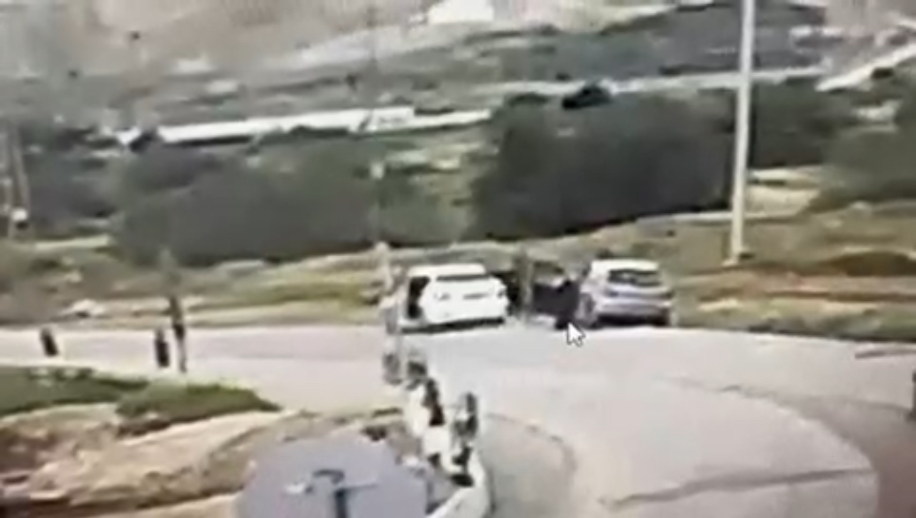 פעילת שמאל רדיקלי שהגיעה להגן על רועים ערבים מפני ״אלימות מתנחלים״ הוכתה ורכבה נשדד ע״י ערבים