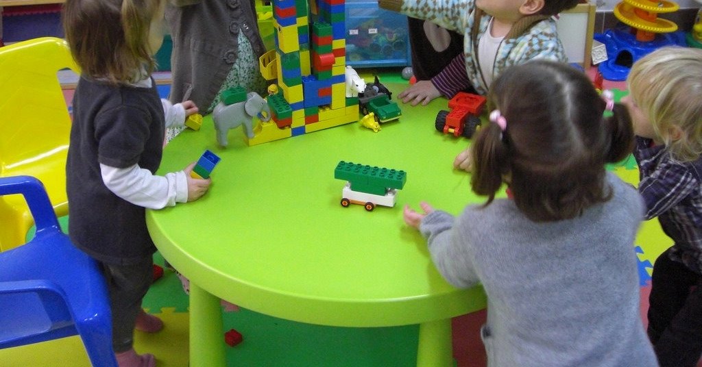 צפת: ידוע המציג את עצמו כרב פגש ילדים בגנים חרדיים וגייס עשרות אלפי דולרים