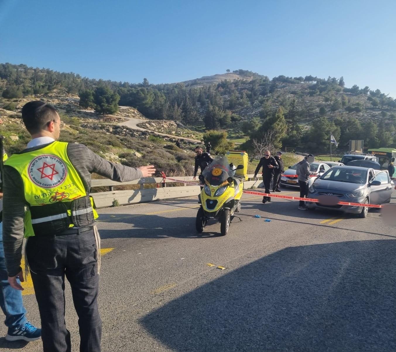 נרצח ופצועים קשה בפיגוע ירי בפקק ליד מעלה אדומים; 3 מחבלים חוסלו