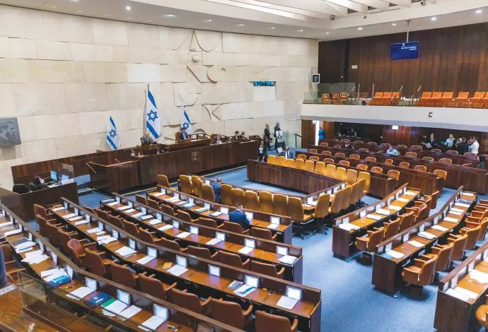 ח"כ אופיר כץ יו"ר הקואליציה נגד דני דנון                      וגילה גמליאל שנעדרים מהצבעות