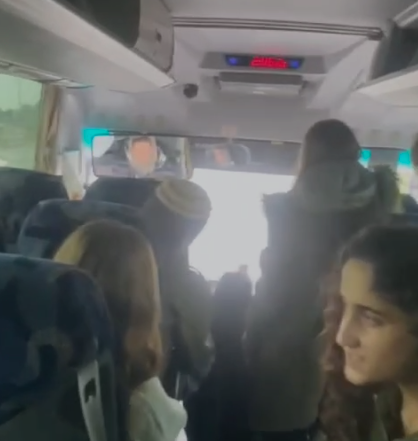 המחאות נגד הכנסת הסיוע לעזה –    אוטובוס הובל לתחנת משטרה