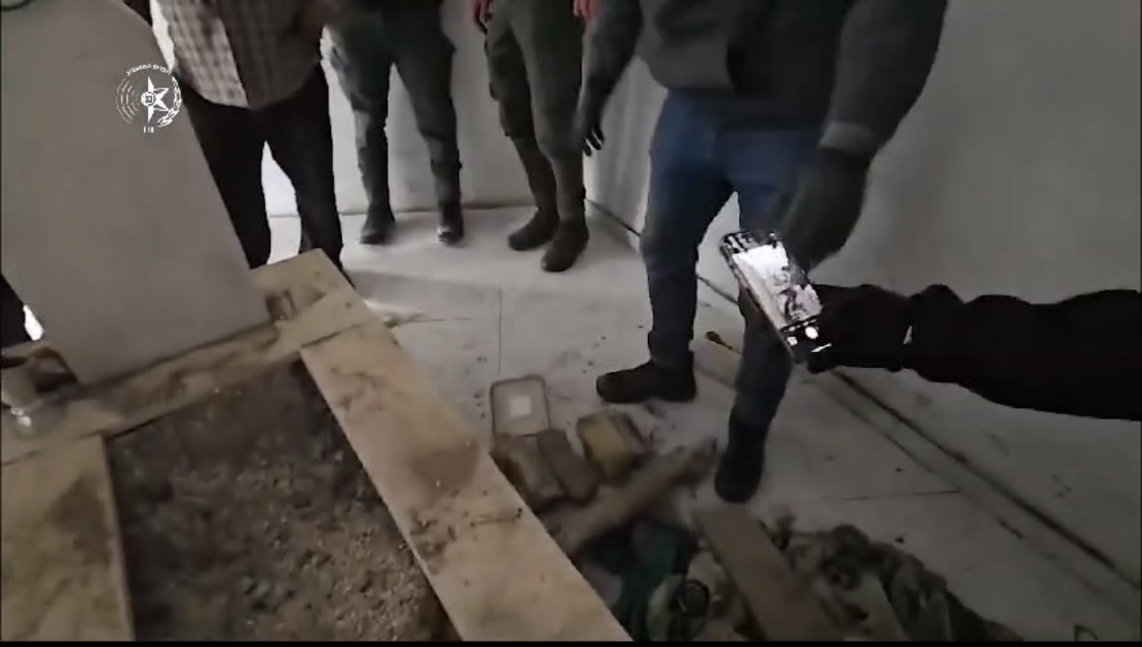 המאבק בפשיעה בחברה הערבית: שוטרי מחוז צפון איתרו נשק M-16 ותחמושת רבה בתוך קבר