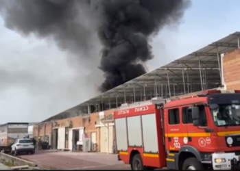 עשרות רקטות נורו הבוקר לקריית שמונה: מפעל ספג פגיעה – גבר כבן 30 נהרג