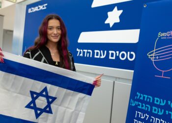 המשלחת הישראלית של כאן לאירוויזיון המריאה עם עדן גולן בטיסה מיוחדת של אל על