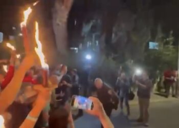 אמש: אלפים צעדו עם לפידים ופרצו מחסומים בכניסה לבית רה״מ; ראש השב״כ הגיע לאיזור