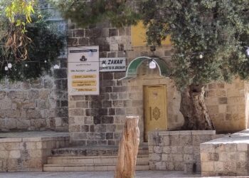 למרות כתב אישום והוראת ביהמ״ש לפרק אותם – משרדי עמותת חמאס בלב הר הבית עדיין עומדים 