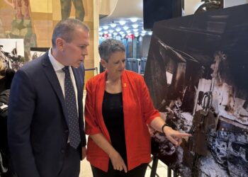 שגריר ישראל לאו"ם ארדן חנך תערוכה מיוחדת בכניסה לאו״ם המציגה את זוועות ה-7.10