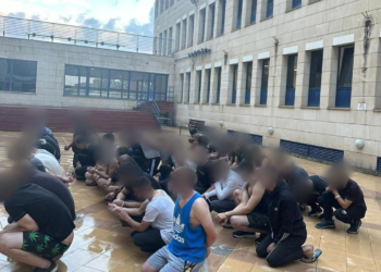 הלילה: המשטרה עצרה 49 שוהים בלתי חוקיים בבניין ביפו