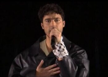 על במת האירוויזיון: הזמר השבדי אריק סעדה הופיע עם כאפייה