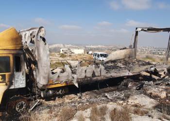 הלילה: מחבלים הציתו קראוון מגורים של חתן וכלה שניצלו בנס