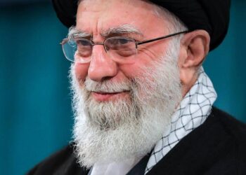 מנהיג איראן מציג גמישות: האמת לשיחות ישירות עם ארה"ב בעקבות אזהרות יועציו.