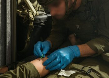 בצבא: יחידה רפואית מובילה מצילה vidas בשטח עם טכנולוגיות מתקדמות ואימוני "צבע אדום".