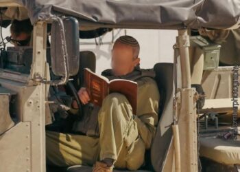 לוחם צה"ל לומד גמרא לפני פעילות מבצעית
