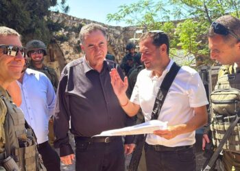 ״חוזרים הביתה״: שר הביטחון כ״ץ וראש מוא״ז שומרון ביישוב שא-נור לאחר אישור הקמת 22 יישובים חדשים ביו"ש