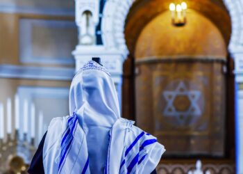 סקר חדש מגלה: יותר מחצי מהצעירים בישראל עד גיל 29 מדווחים כי הם שומרים שבת – עלייה של כ-35% בקרבה לדת