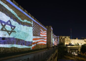 תיעוד: עיריית ירושלים הקרינה על חומות העיר העתיקה את דגלי ישראל וארה"ב