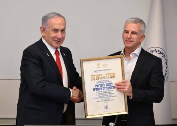 רה״מ נתניהו ביקר במטה המוסד והעניק תעודת הוקרה לראש המוסד דדי ברנע