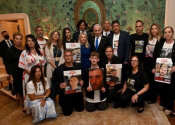 לשכת רה״מ: ראש הממשלה בנימין נתניהו ורעייתו שרה נתניהו נפגשו אמש (רביעי) בוושינגטון עם משפחות חטופים