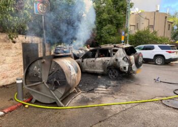 יום המחאה למען החטופים: פעילים הציתו פחים ליד מעון רה"מ, רכב עלה באש