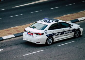 אשדוד: שני בני 15 גנבו את הרכב מההורים, חצו רמזורים באדום, התנגשו בניידת - ונעצרו